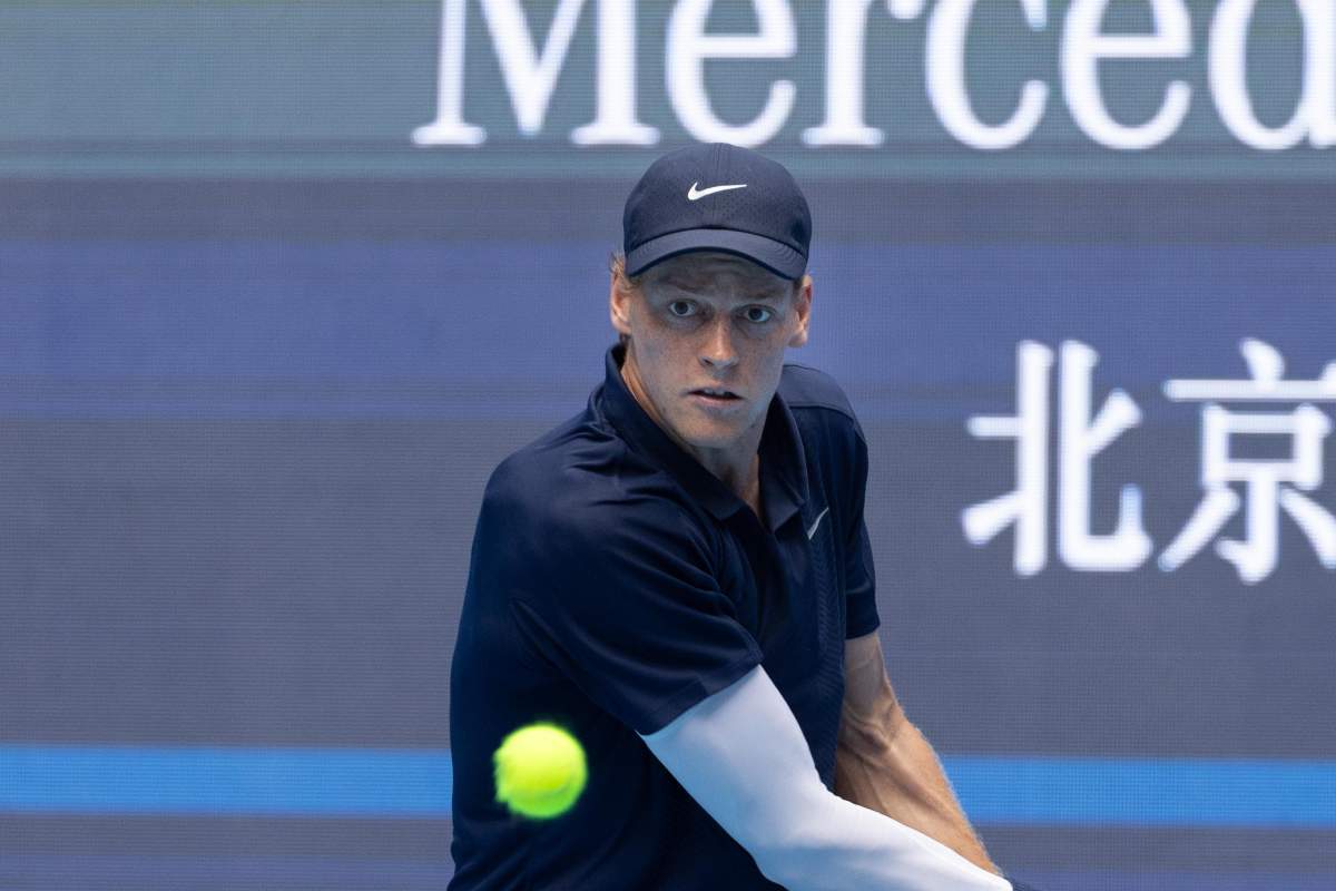 Sinner colpisce di rovescio da fondo campo