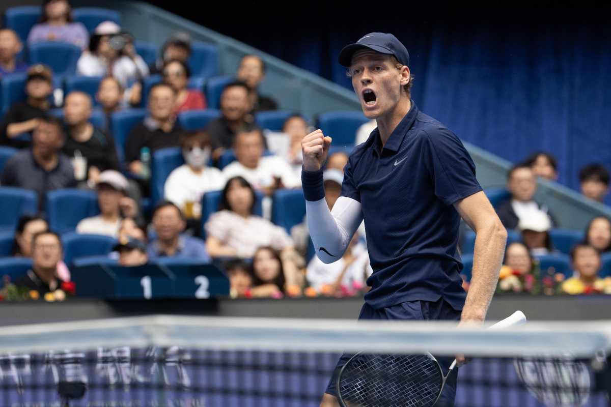 Jannik Sinner esulta dopo un punto