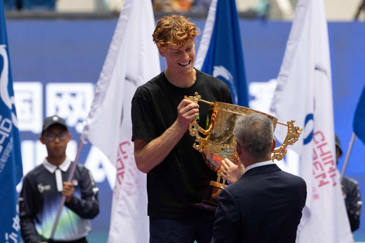 Jannik Sinner alla premiazione di Pechino