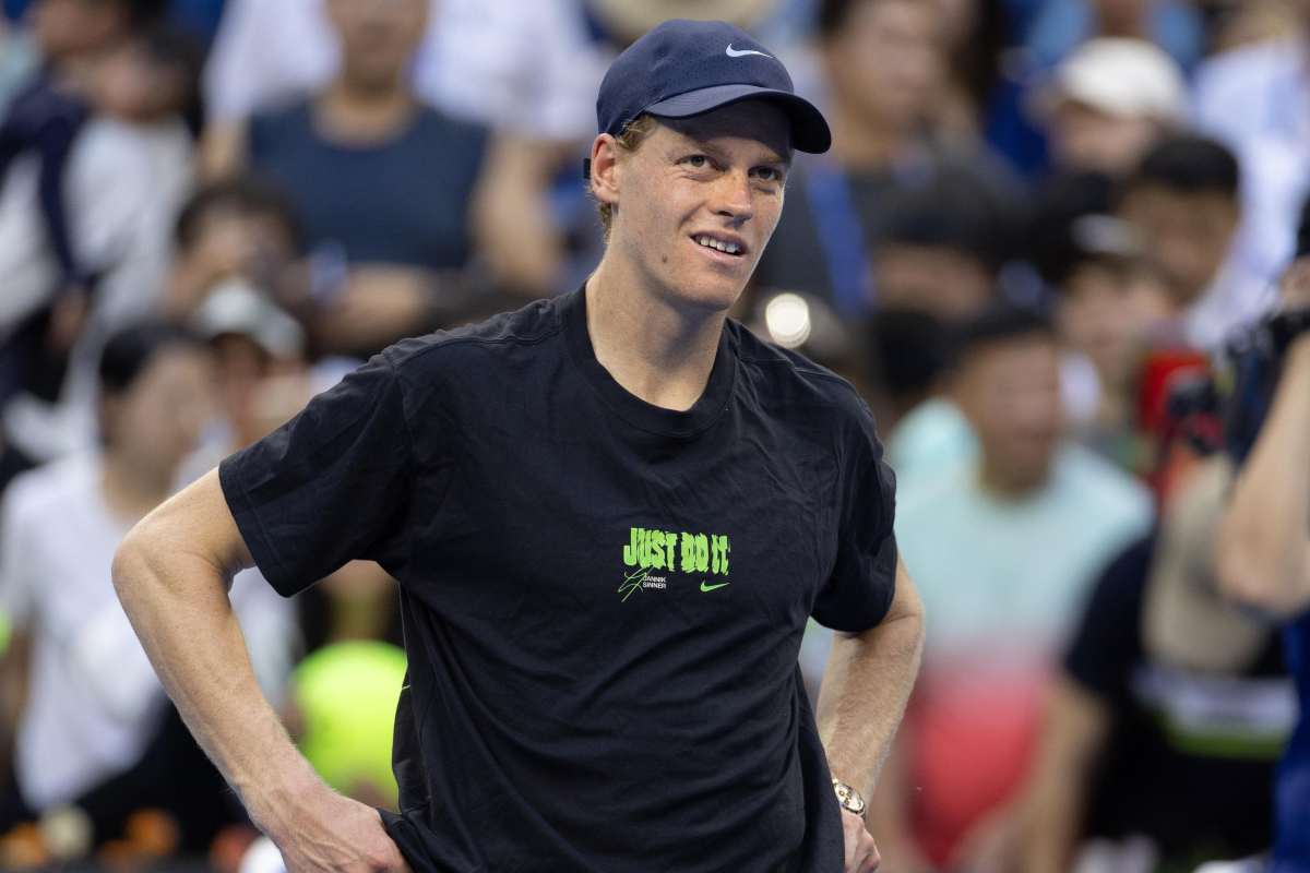 Jannik Sinner con le mani sui fianchi