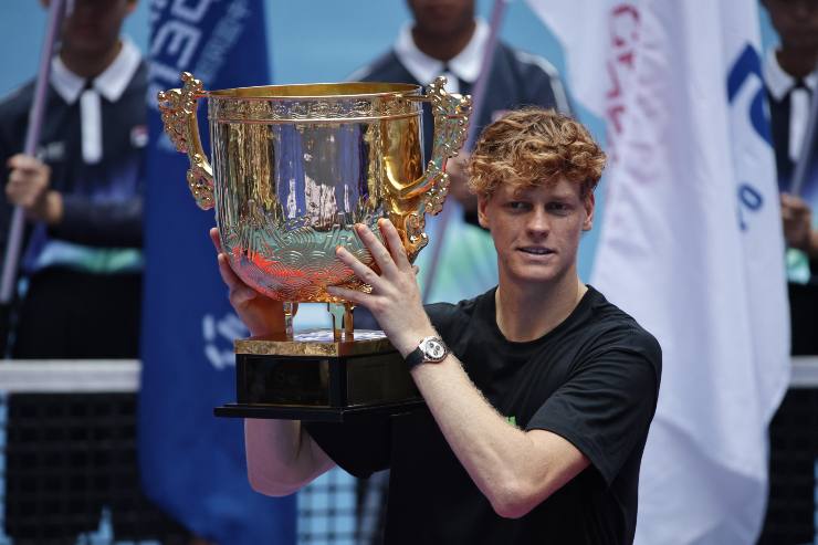 Jannik Sinner solleva il trofeo di Pechino