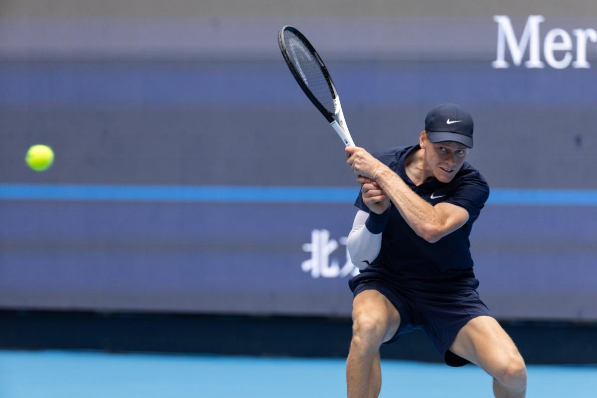 Sinner colpisce di rovescio