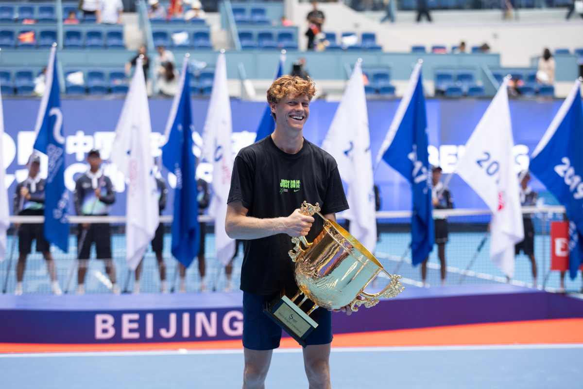 Jannik Sinner alza il trofeo a Pechino