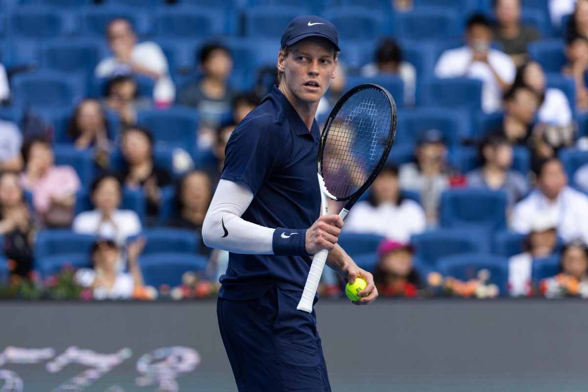 Jannik Sinner in campo durante una partita all'Atp 500 di Pechino