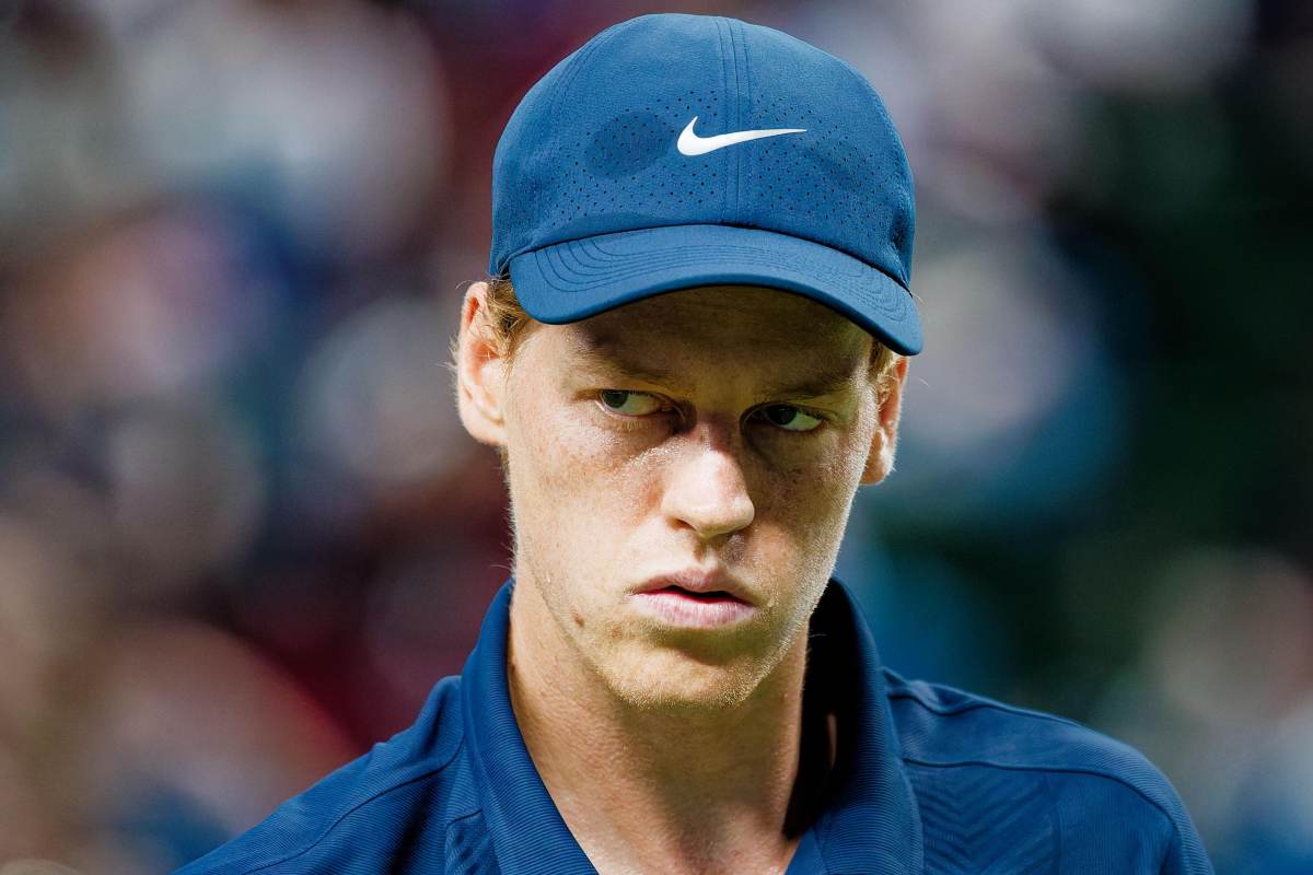 Sinner sbuffa con espressione imbronciata