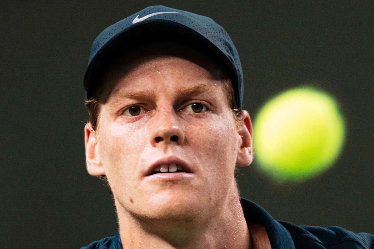 Primo piano di Jannik Sinner immortalato durante una partita a Shanghai