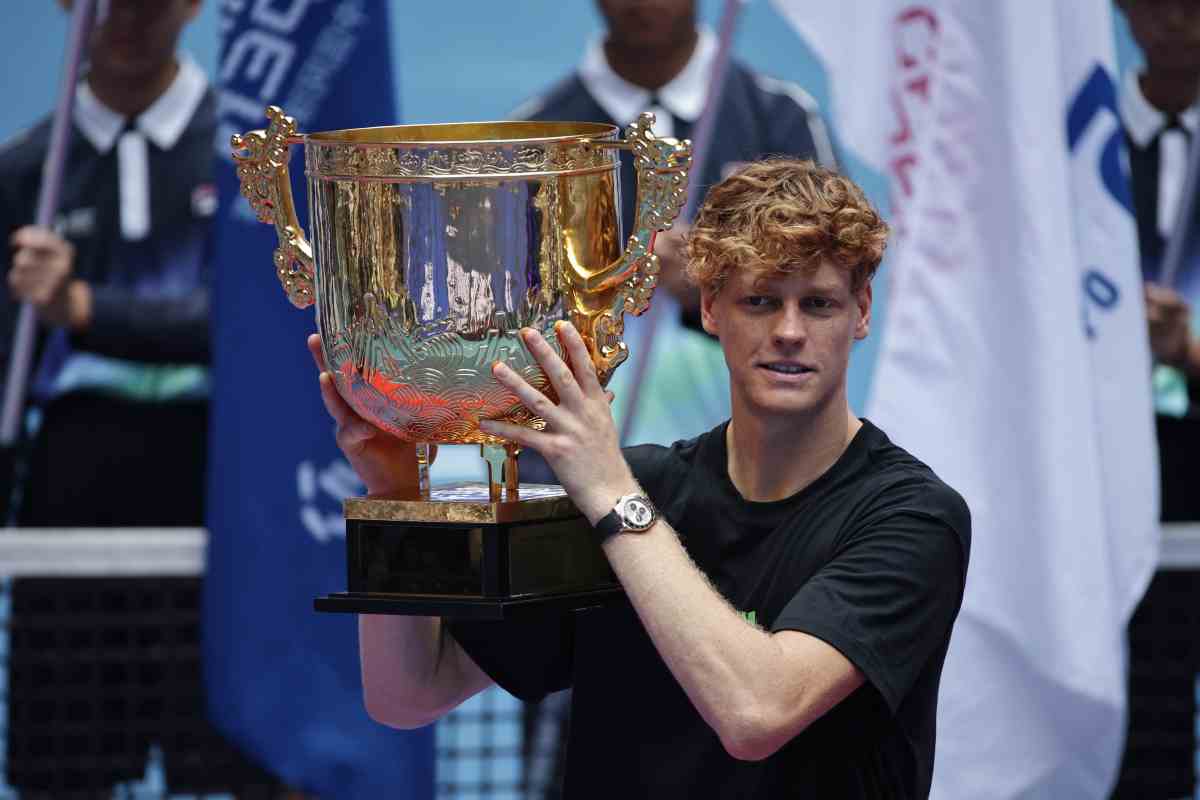 Sinner posa con la coppa vinta all'Atp 500 di Pechino