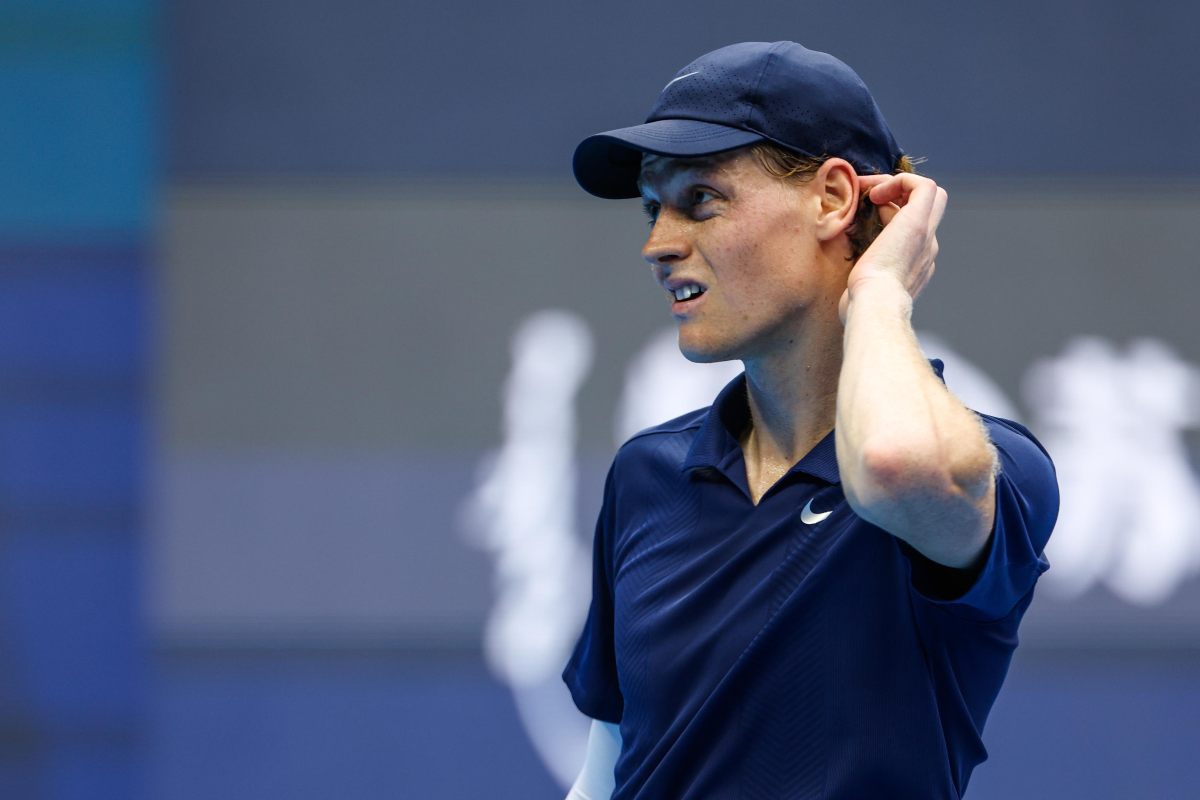 Jannik Sinner in campo con espressione perplessa