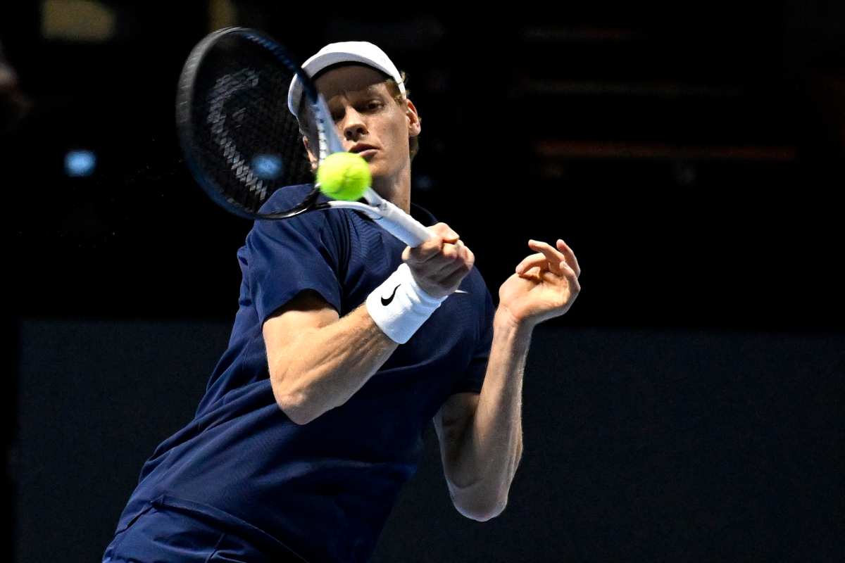 Jannik Sinner in azione col dritto