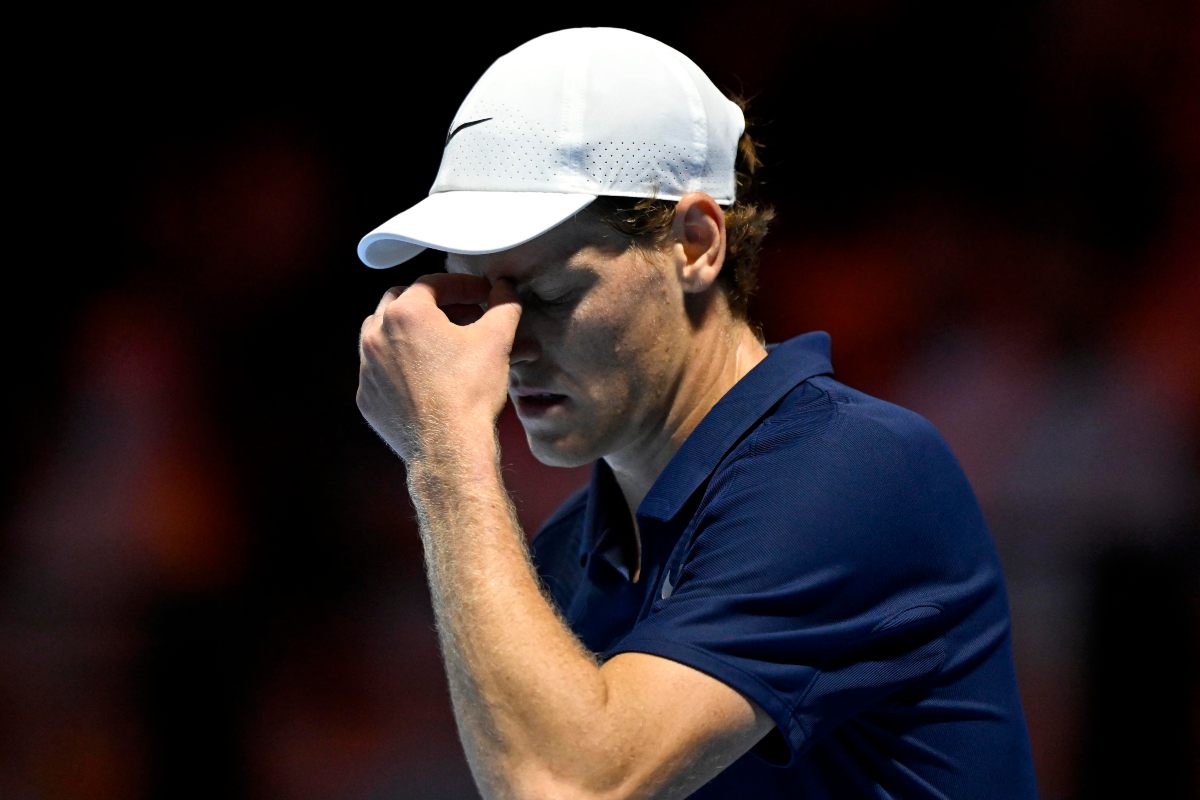 Jannik Sinner in campo si porta la mano agli occhi