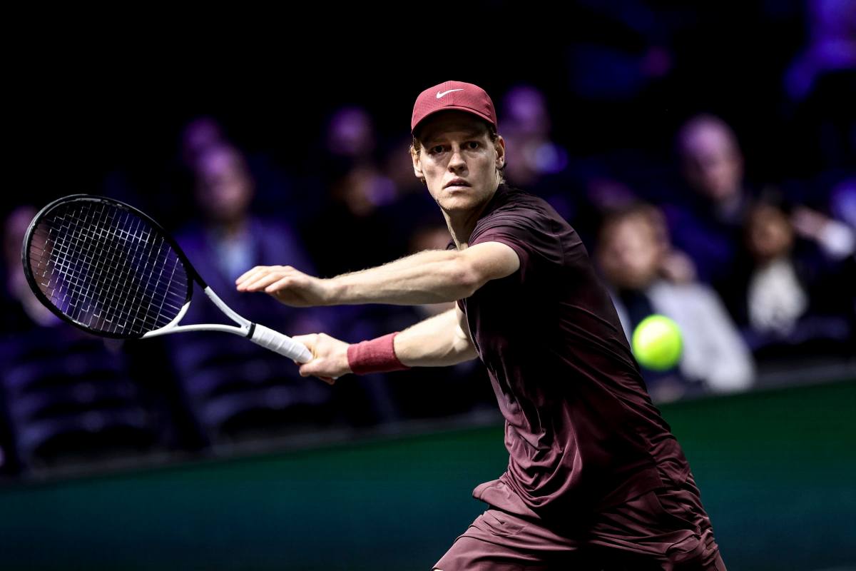 Jannik Sinner si appresta a colpire col dritto durante una partita al Rolex Paris Masters