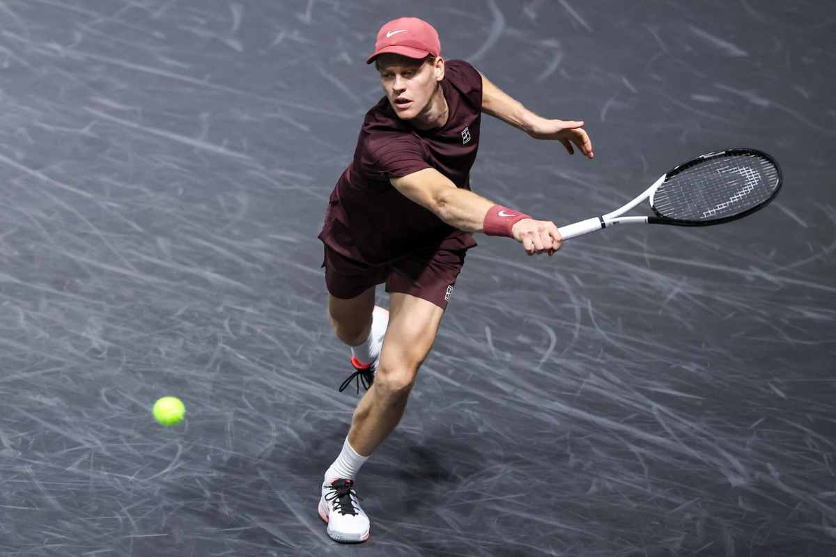 Jannik Sinner in azione con il rovescio durante una partita al Rolex Paris Masters