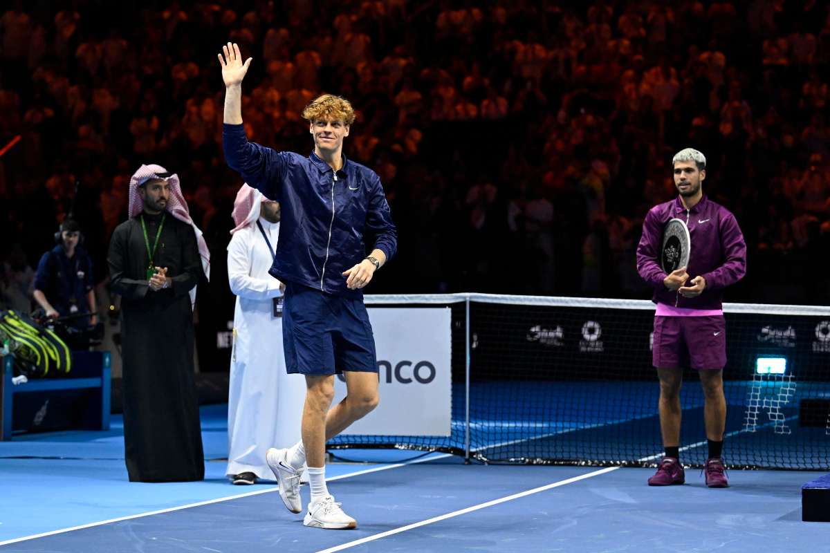 Sinner saluta sorridente il pubblico di Riad al Six King Slam, Alcaraz lo osservo sullo sfondo
