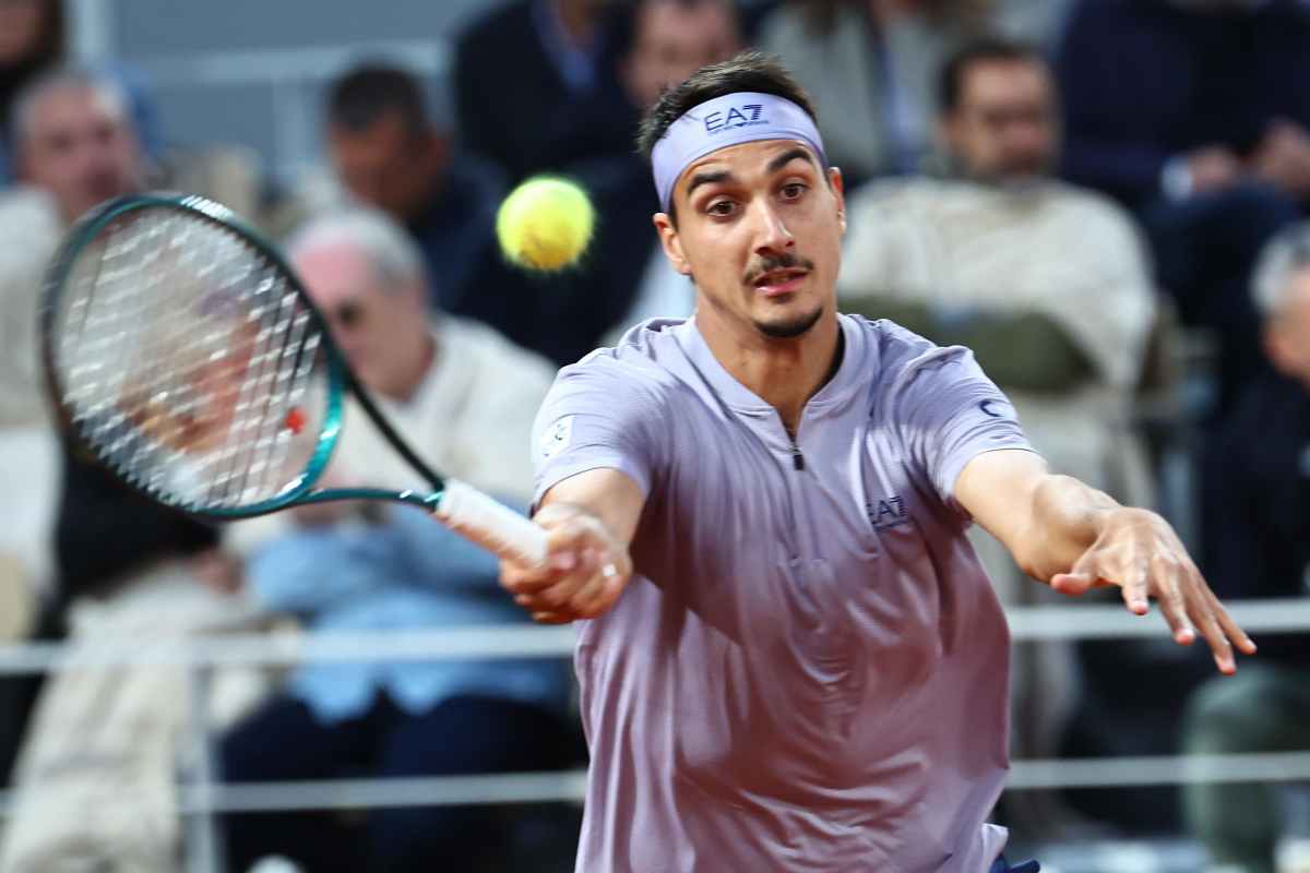 Sonego in azione col dritto