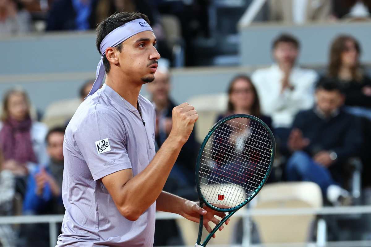 Sonego esulta dopo aver vinto un punto