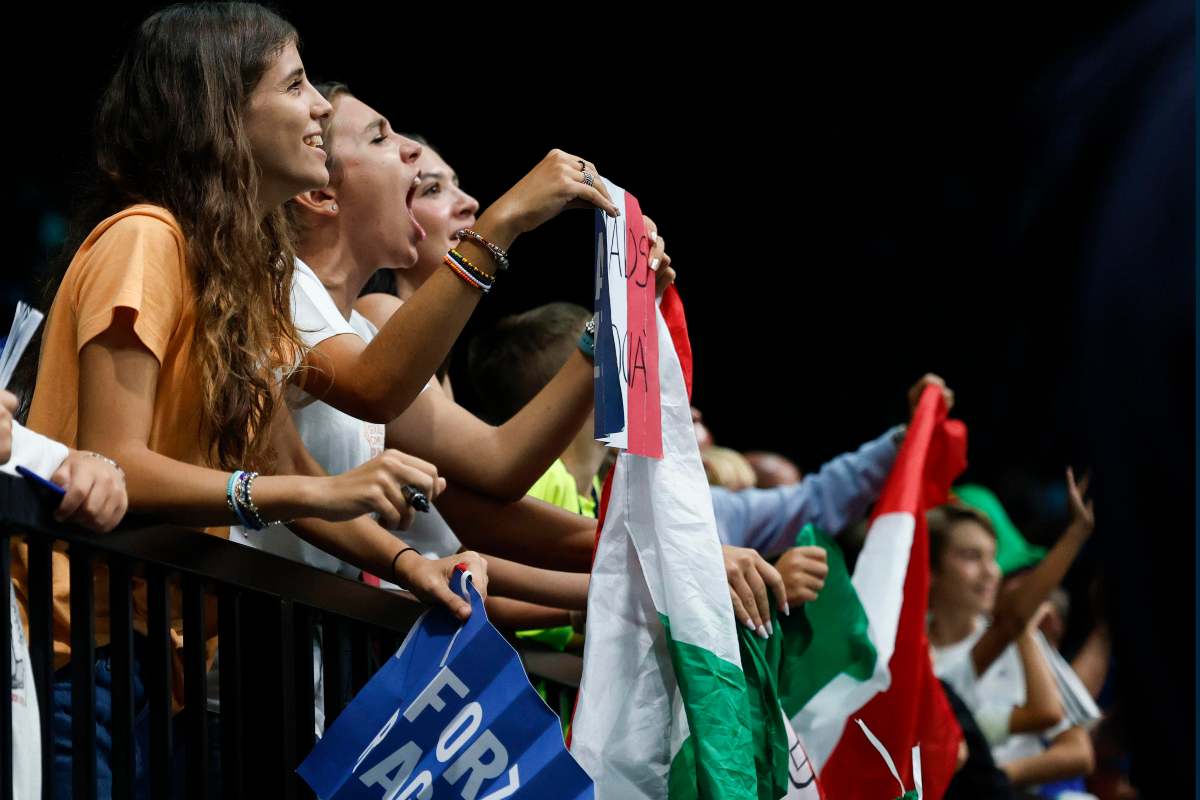 Tifose italiane sostengono gli azzurri in Coppa Davis con cori e bandiere