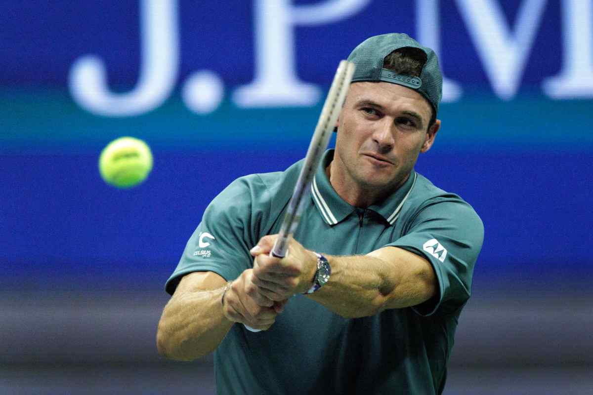 Tommy Paul in campo durante un match