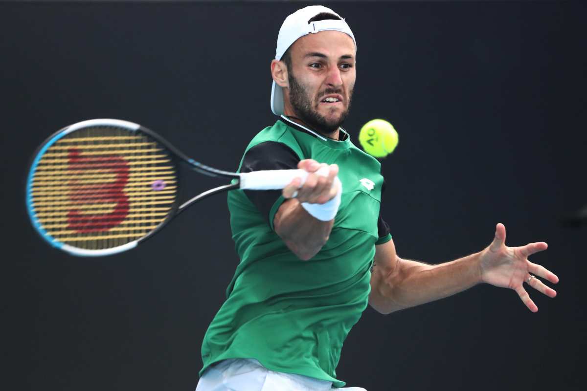 Stefano Travaglia in azione col dritto