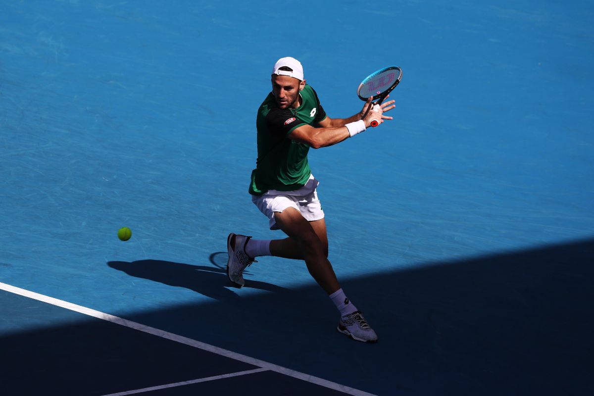 Stefano Travaglia in azione con il rovescio