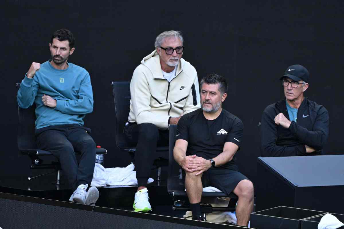 Lo staff di Sinner a bordo campo