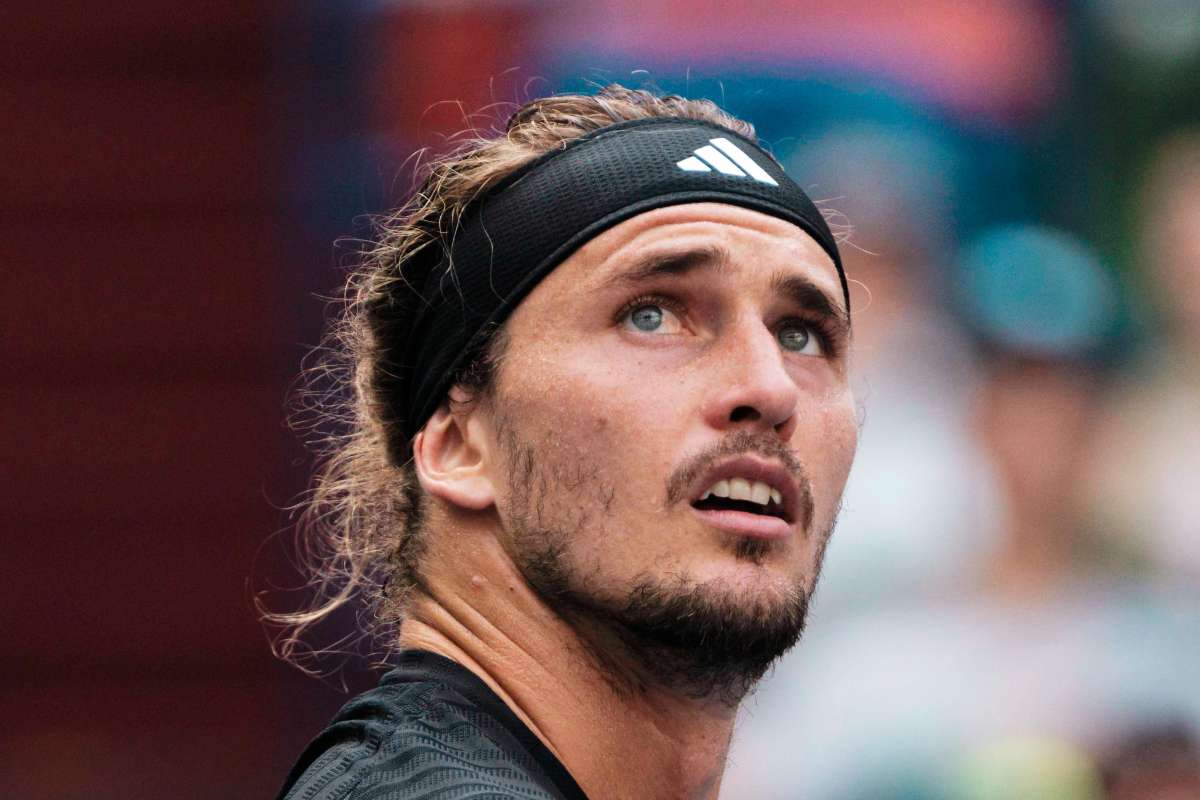 Primo piano di Zverev con lo sguardo rivolto al cielo