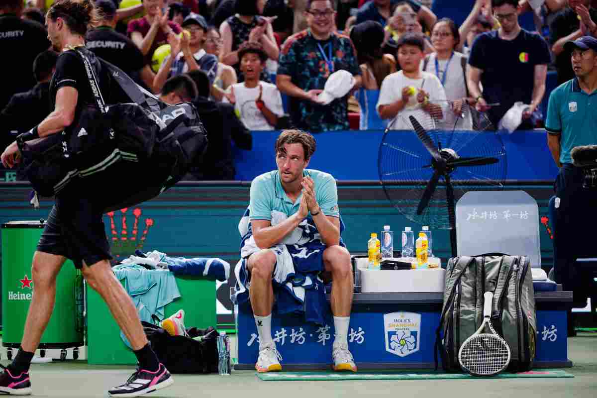 Zverev esce dal campo sconfitto a Shanghai, Rinderknech lo osserva