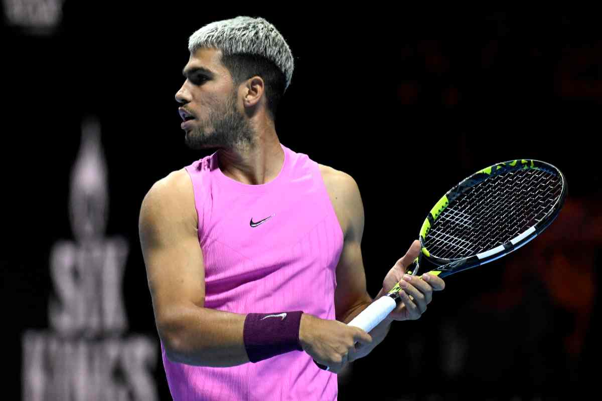 Carlos Alcaraz con la maglietta rosa