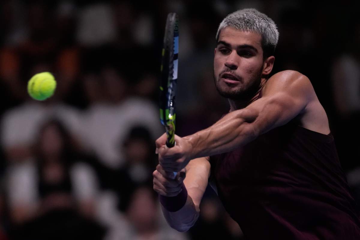 Carlos Alcaraz colpisce la palla di rovescio