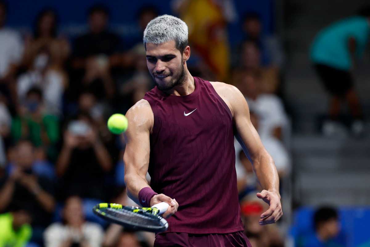 Carlos Alcaraz gioca con la pallina