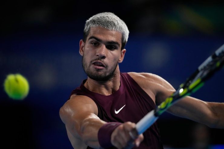 Carlos Alcaraz si coordina per colpire la palla