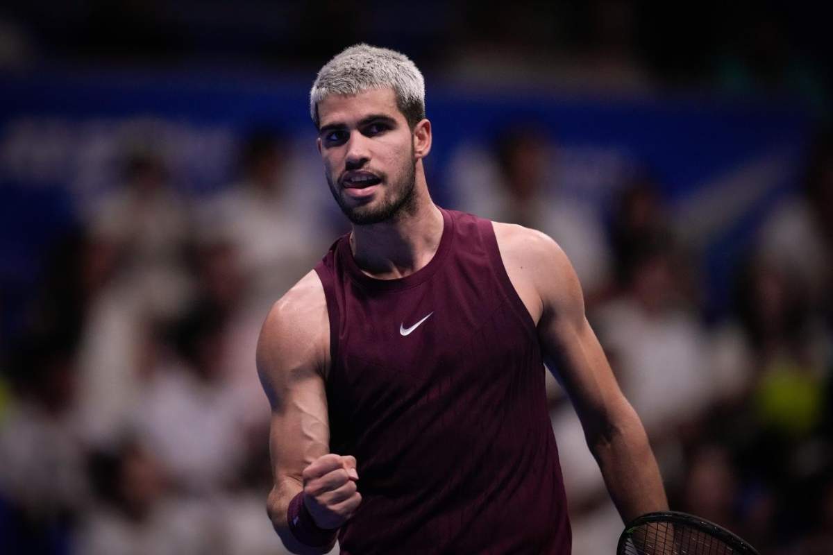 Carlos Alcaraz esulta in campo