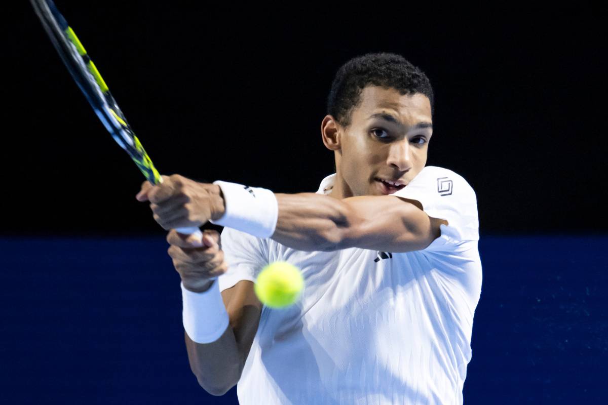 Auger Aliassime colpisce la palla