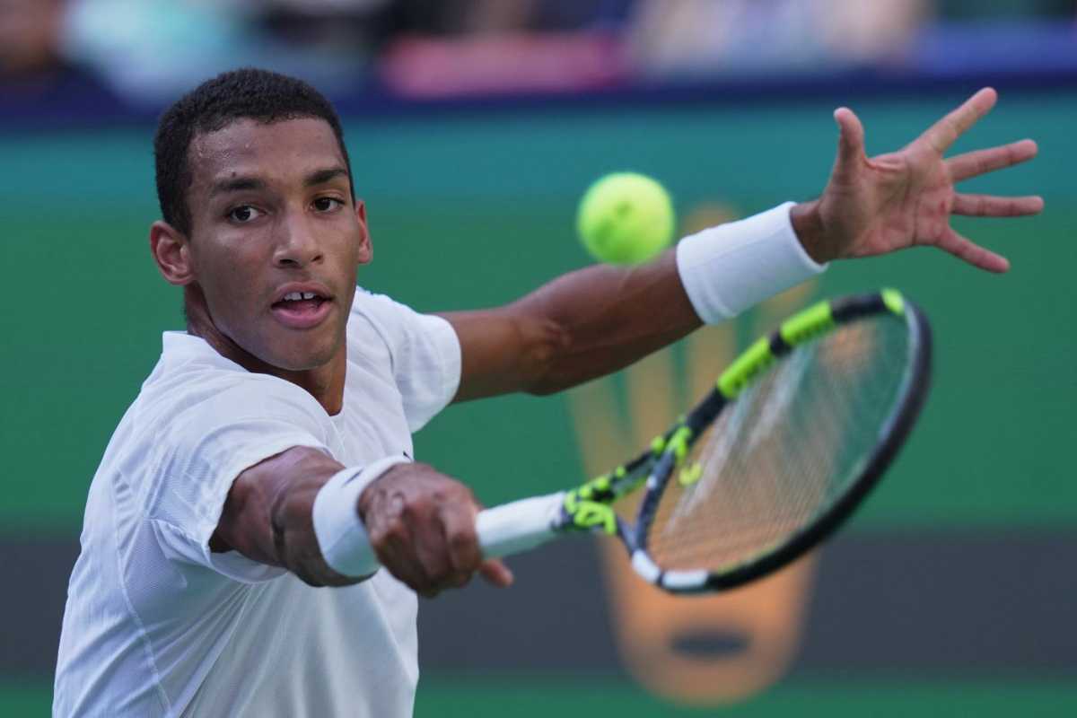 Auger Aliassime colpisce la palla con la volée