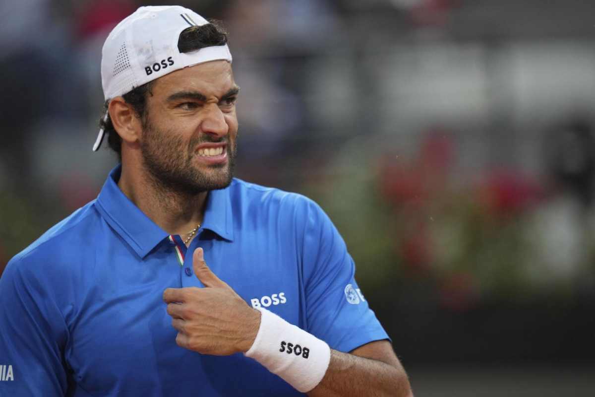 Matteo Berrettini si tocca il petto con la mano