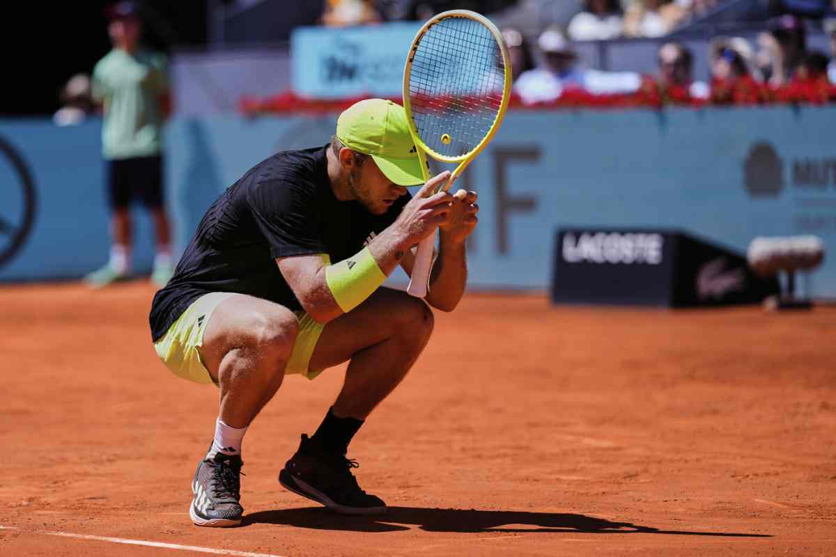 Davidovich Fokina inginocchiato in campo