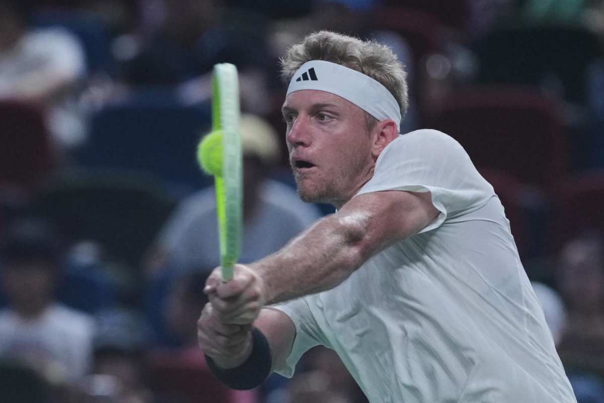 Davidovich Fokina colpisce la palla di rovescio