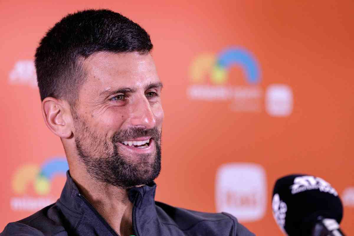 Djokovic sorridente in conferenza stampa