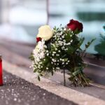 fiori e lumino in segno di lutto