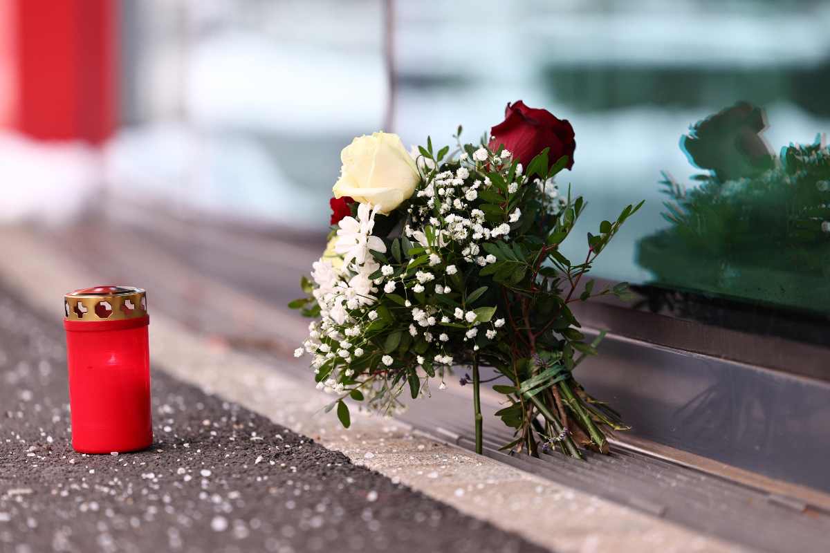 fiori e lumino in segno di lutto