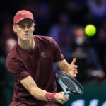 Jannik Sinner in campo al Masters di Parigi