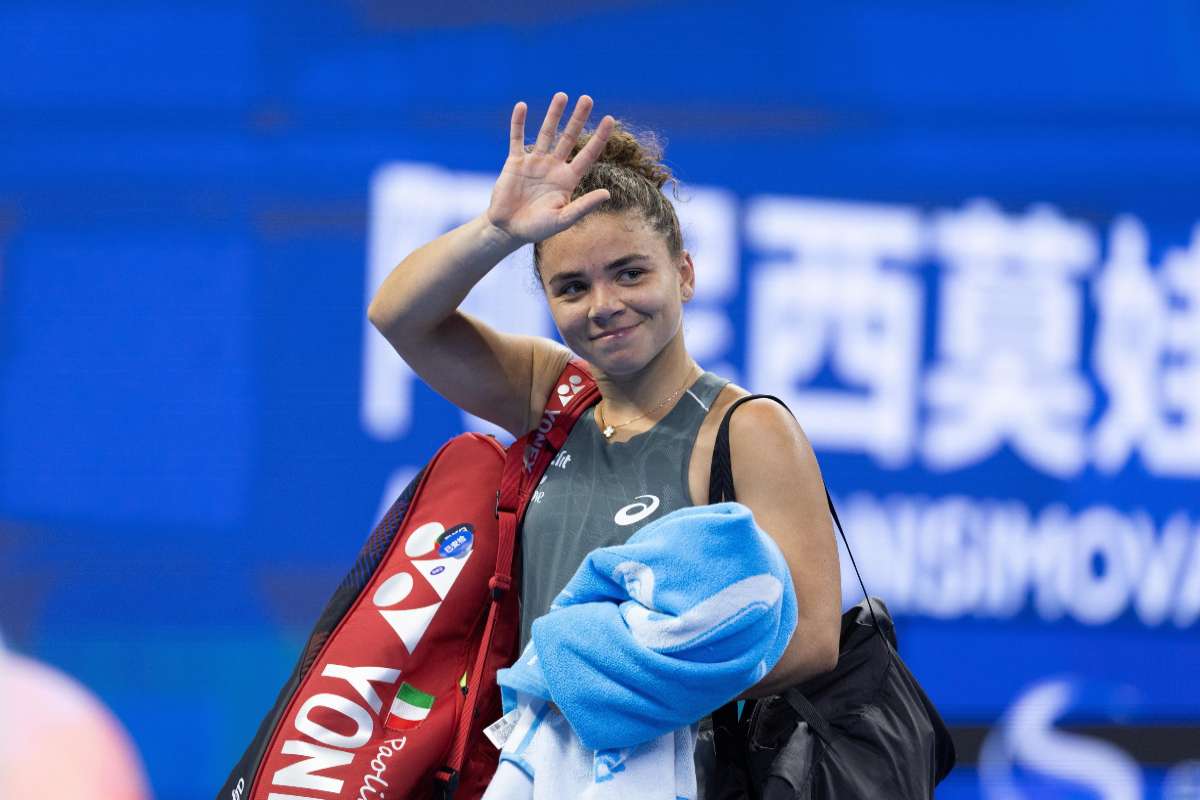 Jasmine Paolini saluta il pubblico