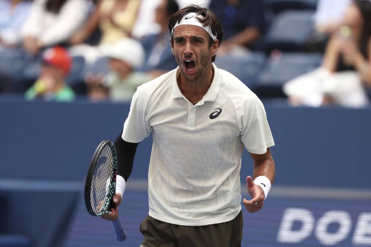 Lorenzo Musetti esulta in campo