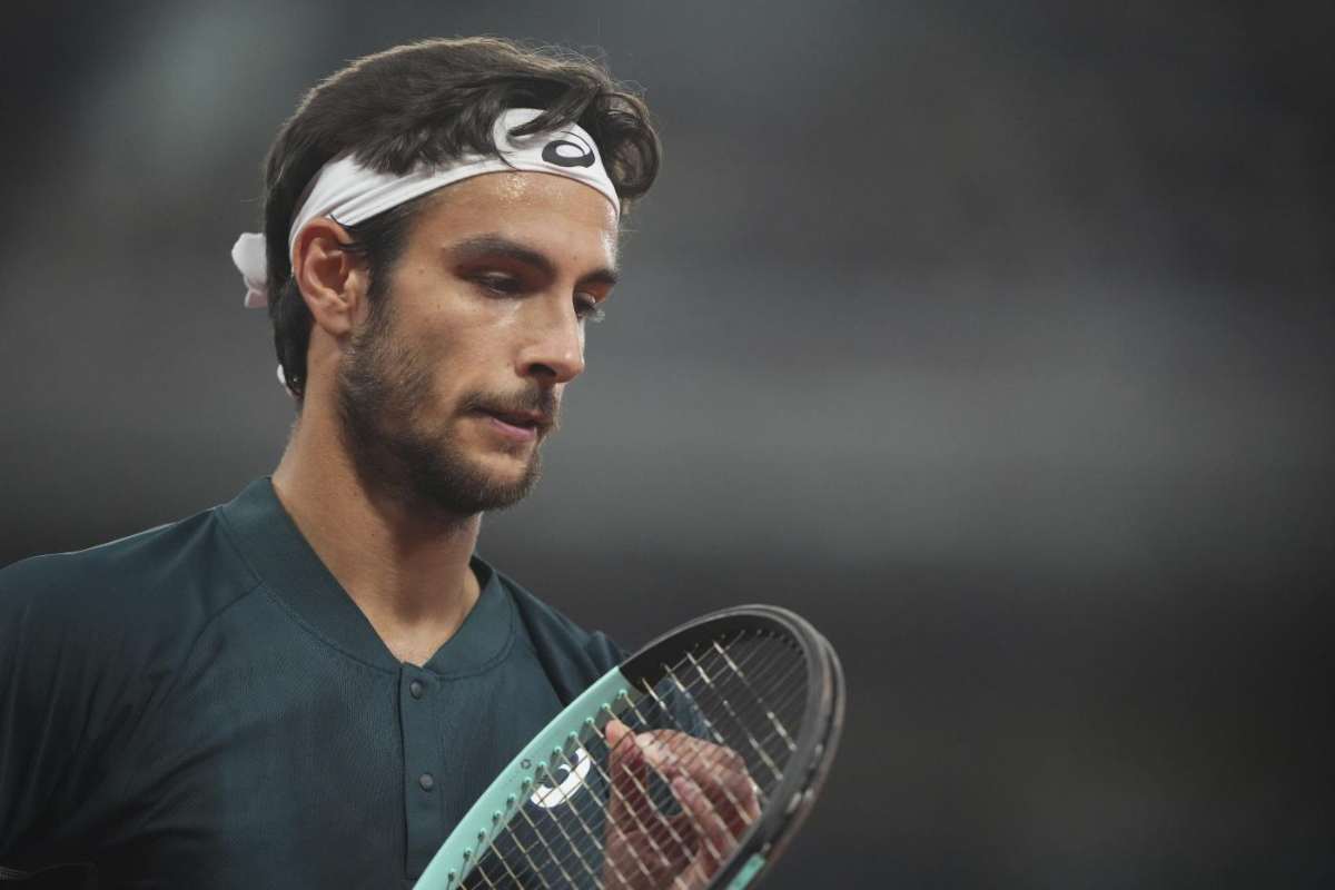 Musetti sistema le corde della racchetta