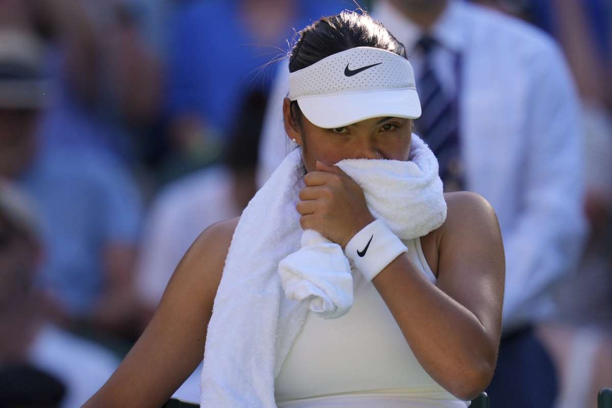 Emma Raducanu con il volto coperto da un asciugamano