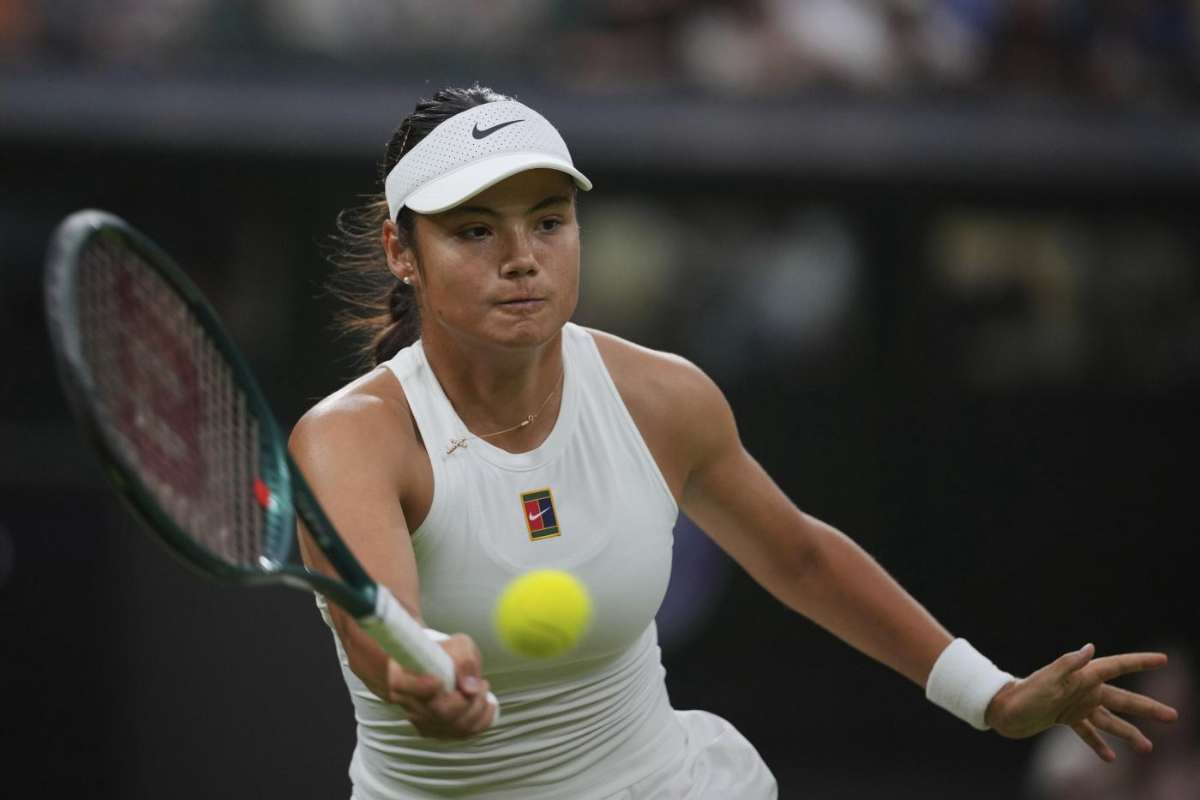 Emma Raducanu colpisce la palla