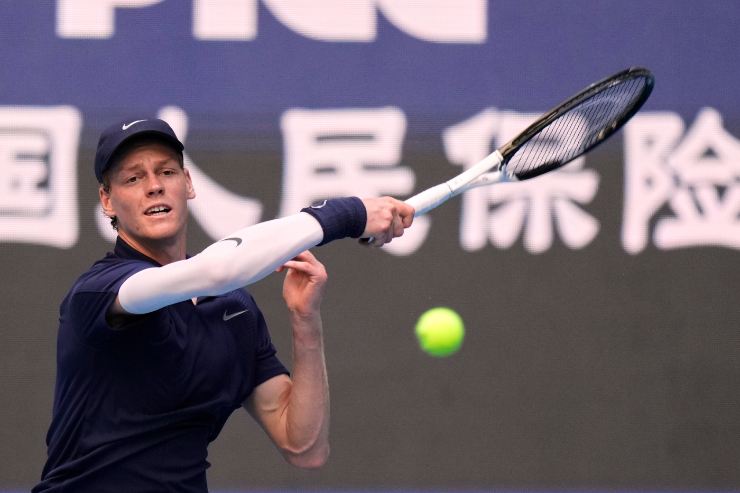 Sinner colpisce la palla di dritto