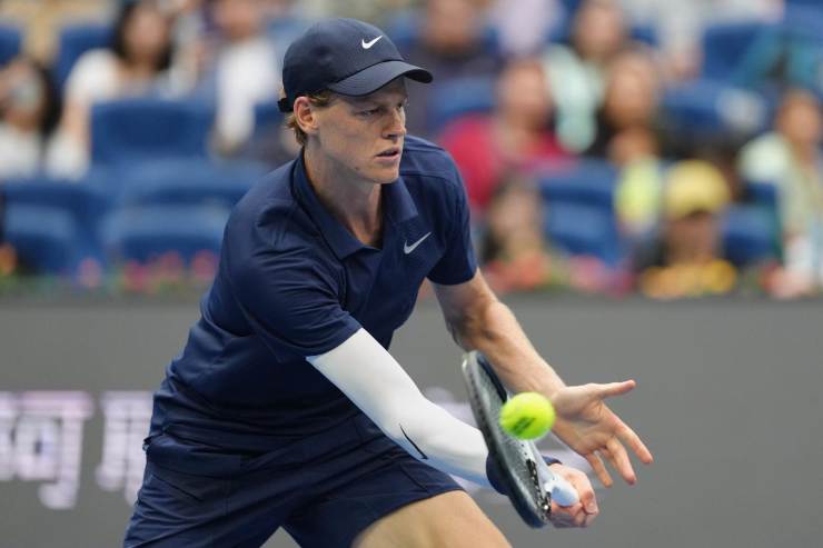 Sinner colpisce la palla con la volée