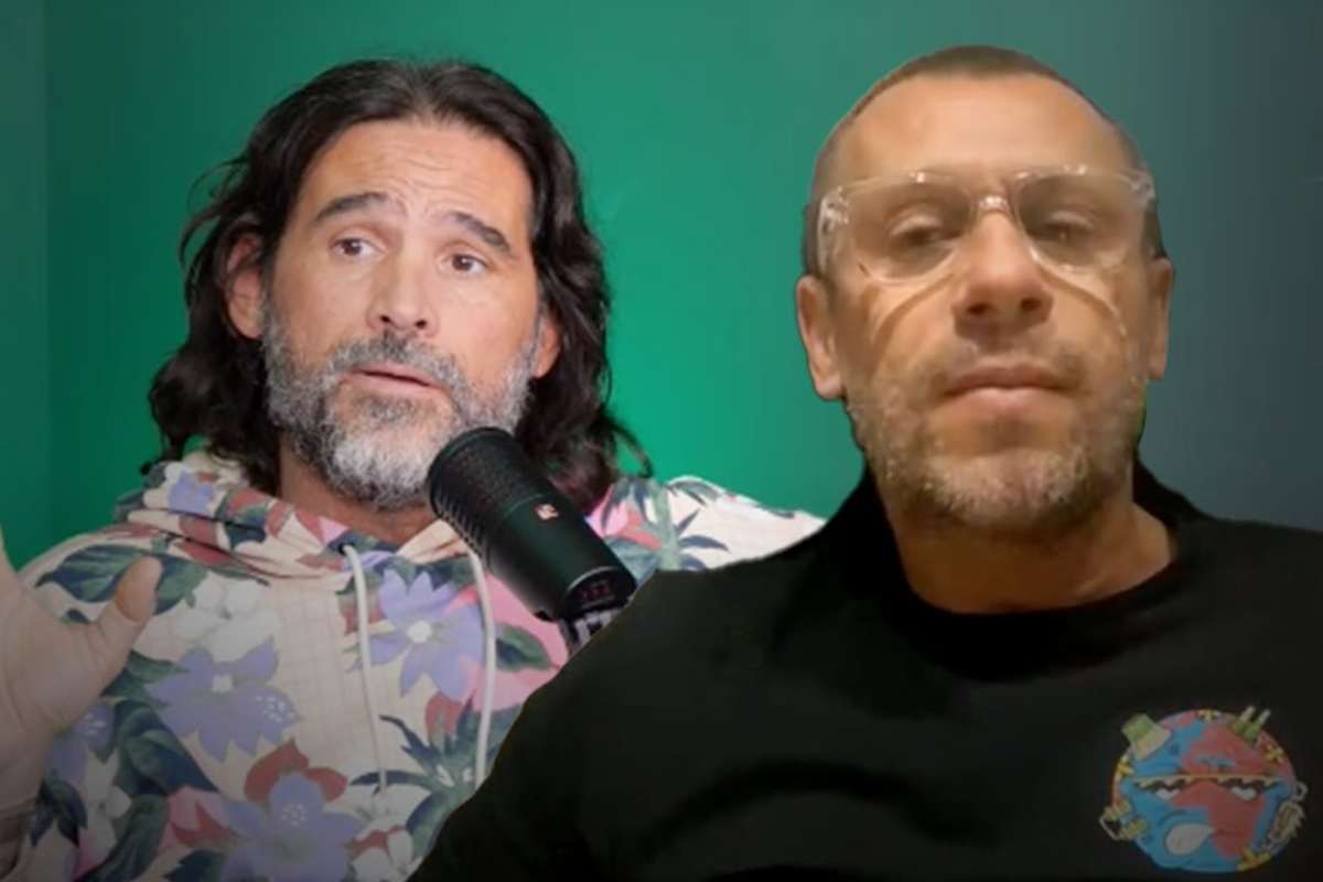 Primo piano di Lele Adani e Antonio Cassano durante una puntata del loro programma