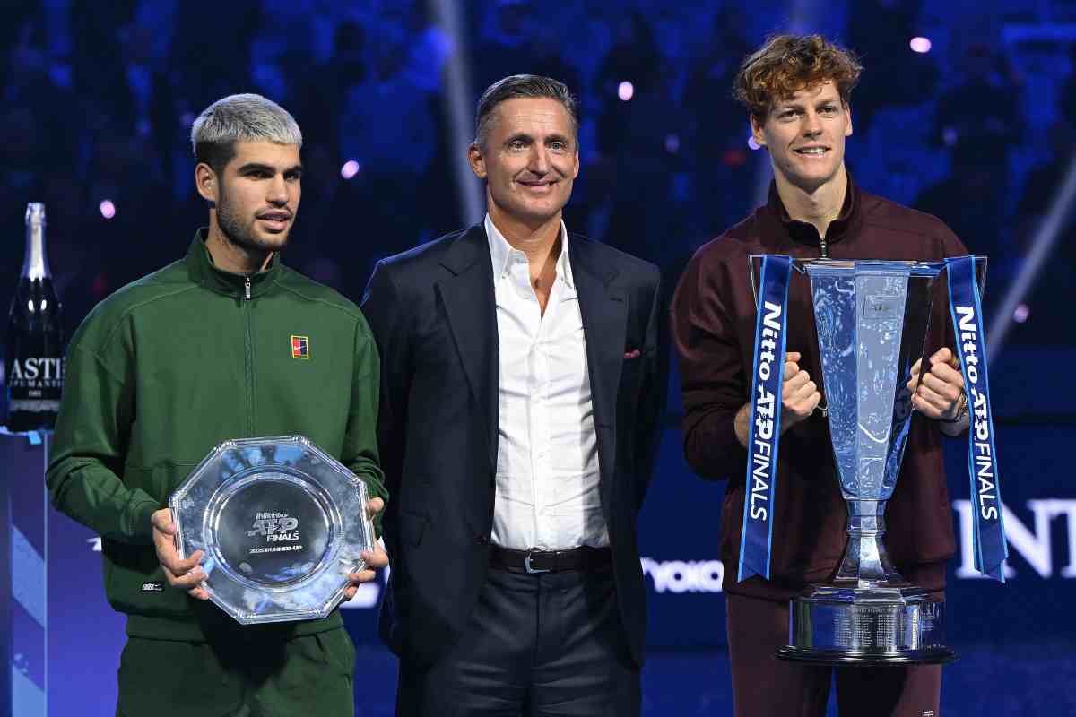Alcaraz, Gaudenzi e Sinner posano per una foto alle Atp Finals 2025