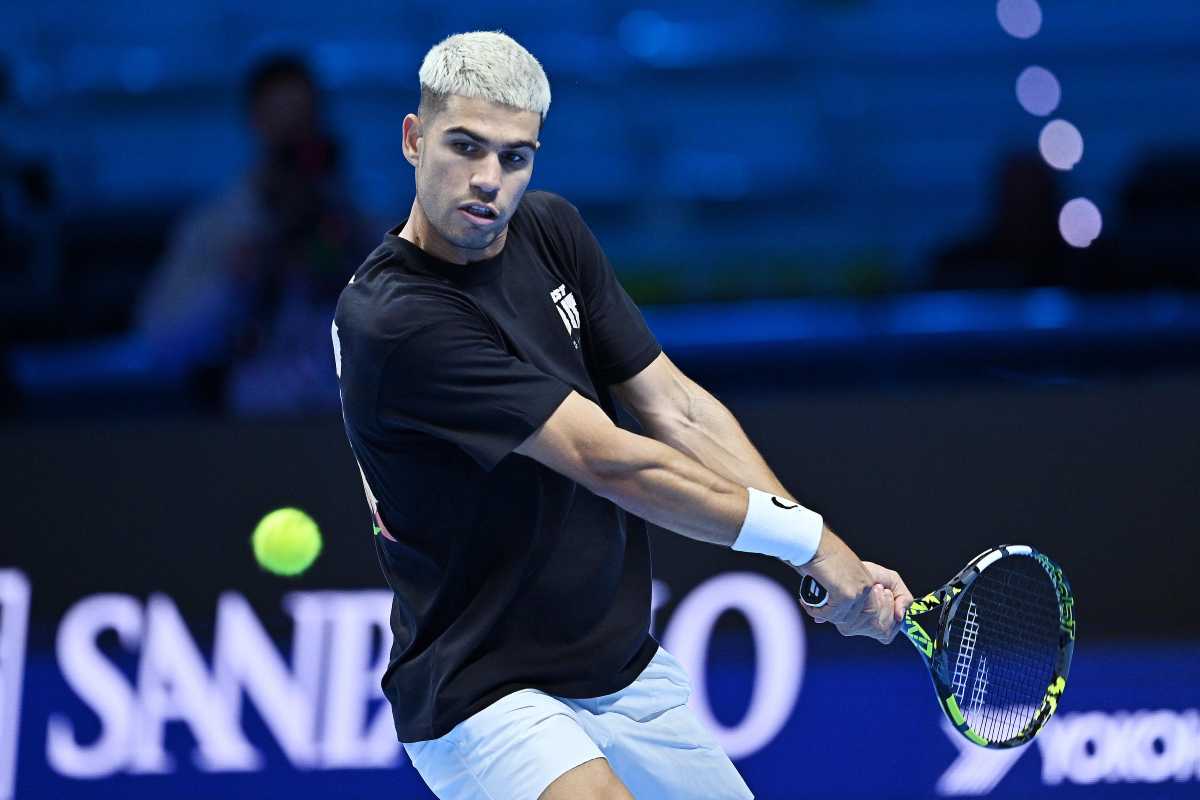 Alcaraz in azione con il rovescio durante un allenamento a Torino